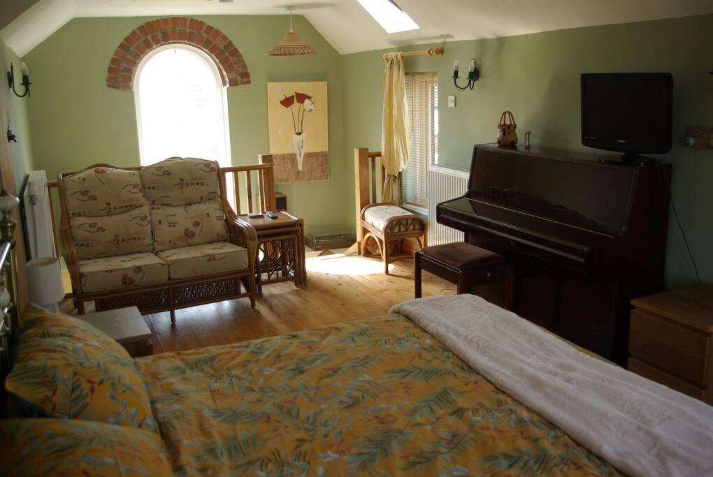 Rural Retreat, Location, Close To Beaches Camborne